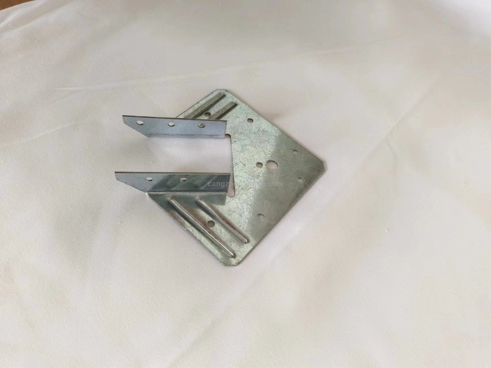 Roof Truss Timber To Resist Strong Winds Galvanized Steel Joist Hanger To Rafter Connectors